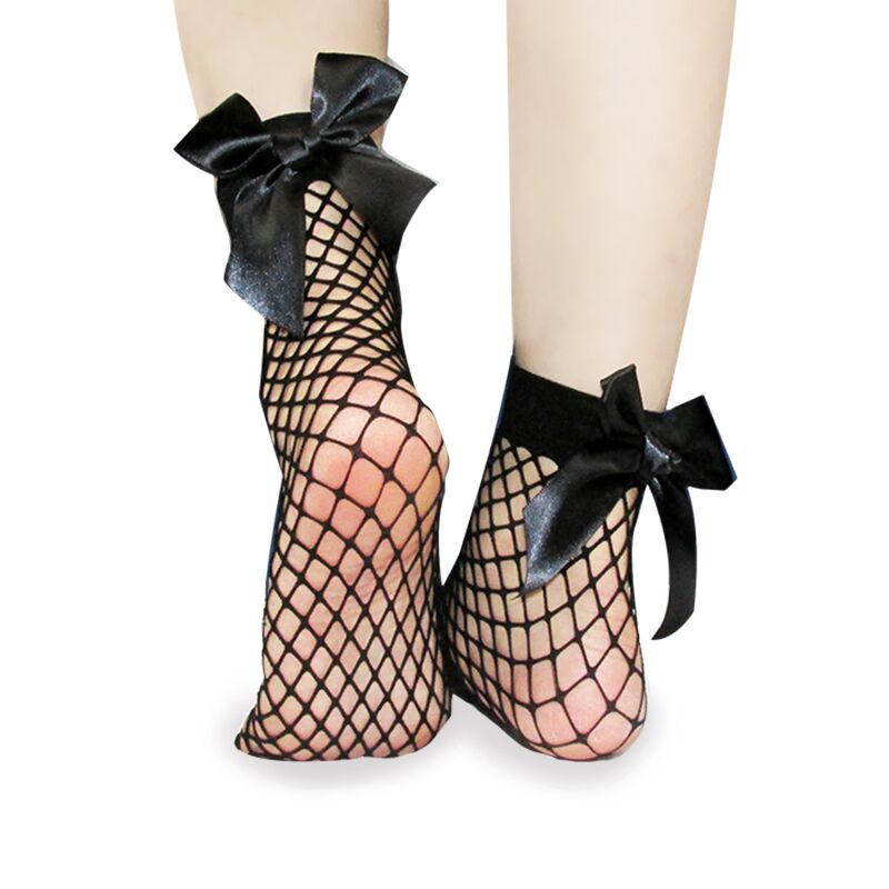 These trendy fish net ankle socks are the perfect addition to any of our causal or classic collections. Depending on the size of your child, these socks can fit our baby diva's (up to calf) or our tween diva's (ankles). Each fish net sock has a big bow on the back.  One size fits all - available in white or black